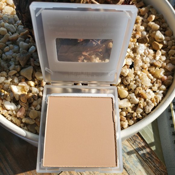 Beige 2 - Mary Kay Sheer Mineral Pressed Powder - DISCONTINUED - Picture 2 of 7